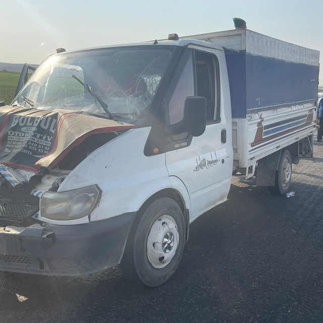 Şanlıurfa'da tarım işçilerini taşıyan kamyonetler çarpıştı, 11 kişi yaralan...