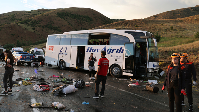 GÜNCELLEME 2- Sivas'ta yolcu otobüsü dağın yamacına çarptı, 4 kişi öldü, 33 kişi yaralandı