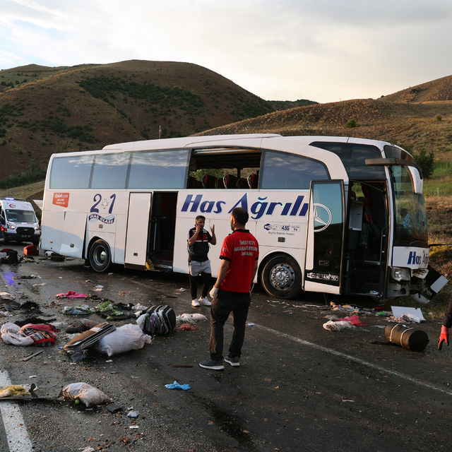 GÜNCELLEME 2- Sivas'ta yolcu otobüsü dağın yamacına çarptı, 4 kişi öldü, 33...