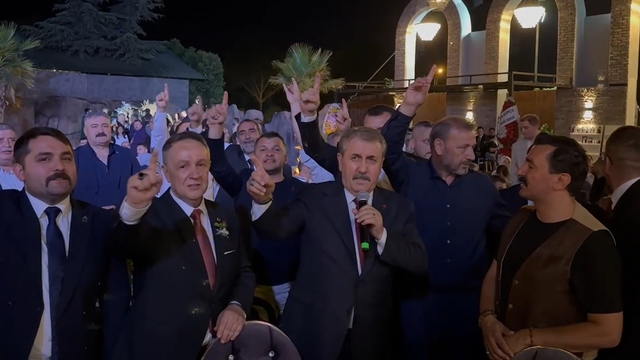 BBP Genel Başkanı Destici katıldığı düğün töreninde türkü söyledi