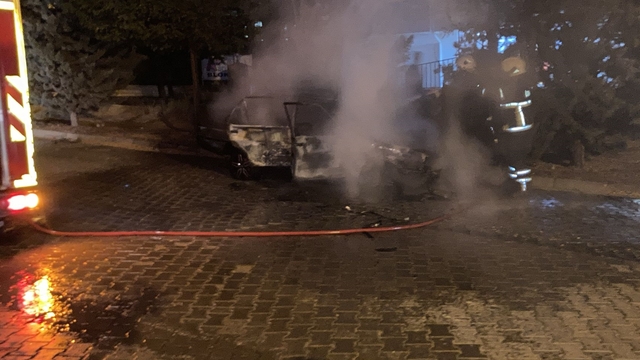 Nevşehir'de park halindeki araç yandı