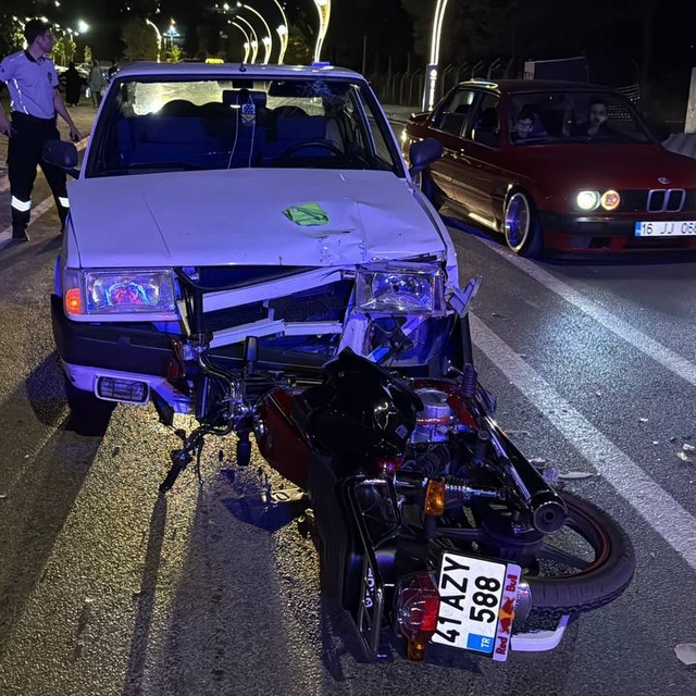 Kocaeli'de otomobil ile motosiklet çarpıştı, 2 kişi yaralandı