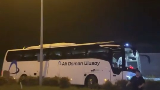 Karadeniz Sahil Yolu'nda yolcu otobüsü korkuluklara çarptı