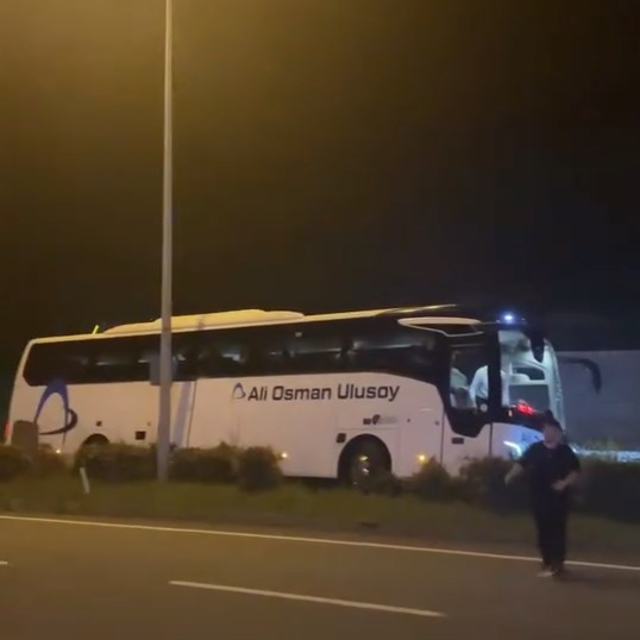 Karadeniz Sahil Yolu'nda yolcu otobüsü korkuluklara çarptı