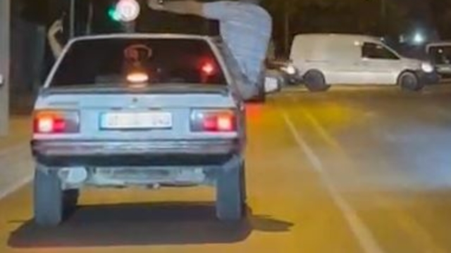 Otomobilden sarkıp dans etti, sürücü de cep telefonuyla kaydetti