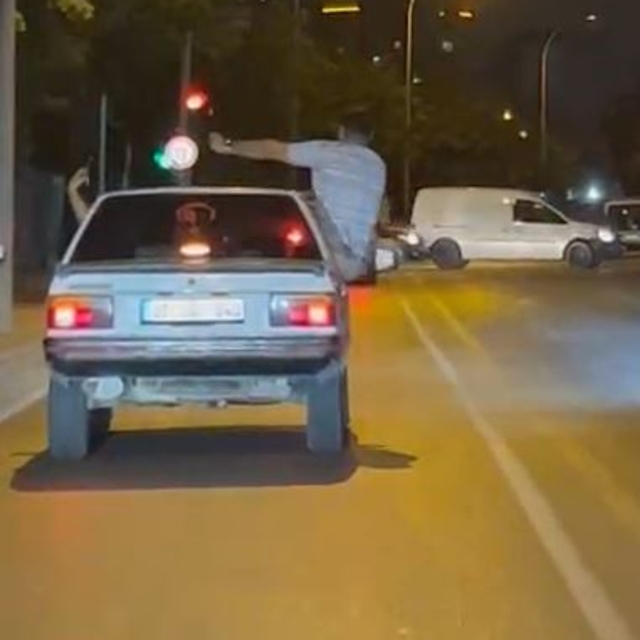 Otomobilden sarkıp dans etti, sürücü de cep telefonuyla kaydetti