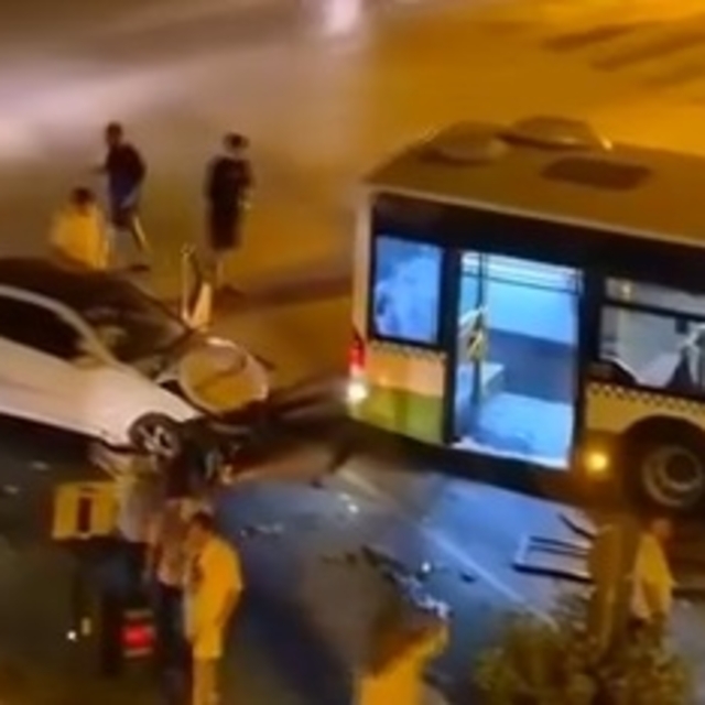 Bursa'da otomobil ile halk otobüsü çarpıştı: 7 Yaralı