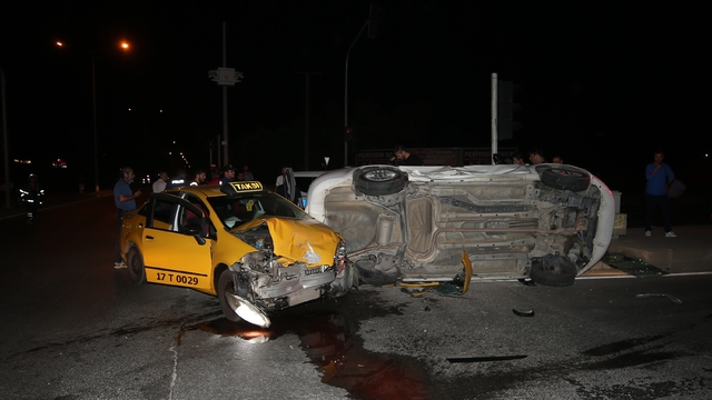 Çanakkale'de taksiyle otomobilin çarpıştığı kazada 8 kişi yaralandı