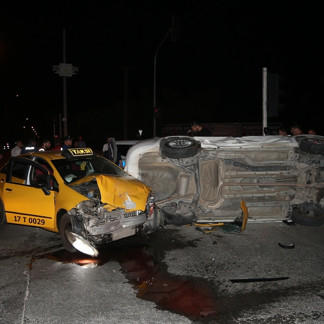 Çanakkale'de taksiyle otomobilin çarpıştığı kazada 8 kişi yaralandı