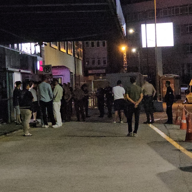 Düğün çıkışı husumetli olan akrabalarına bıçakla saldırdı: 2 kardeş ile bab...