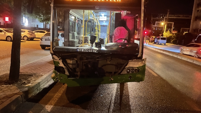 Bursa'da özel halk otobüsü ile otomobilin çarpıştığı kazada 7 kişi yaralandı
