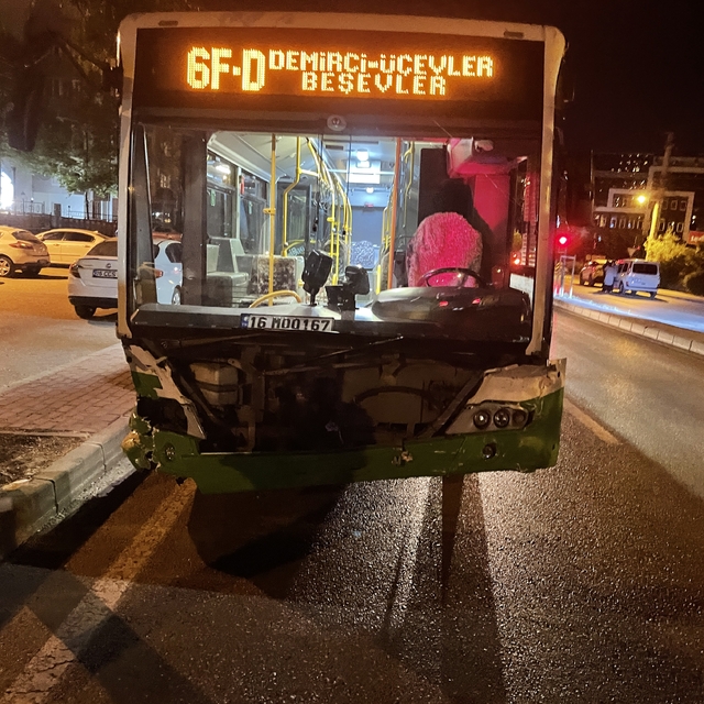 Bursa'da özel halk otobüsü ile otomobilin çarpıştığı kazada 7 kişi yaraland...