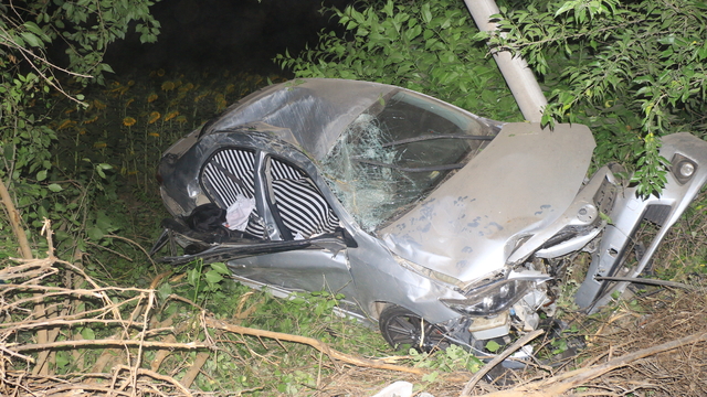 Otomobil, yoldan çıkıp tarlaya düştü; 1'i bebek 6 yaralı