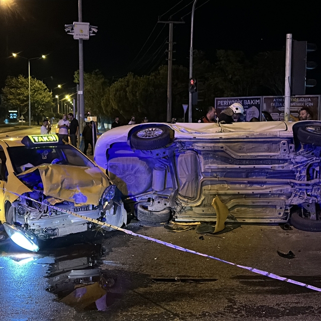 Çanakkale'de taksi ile otomobil çarpıştı: 8 yaralı