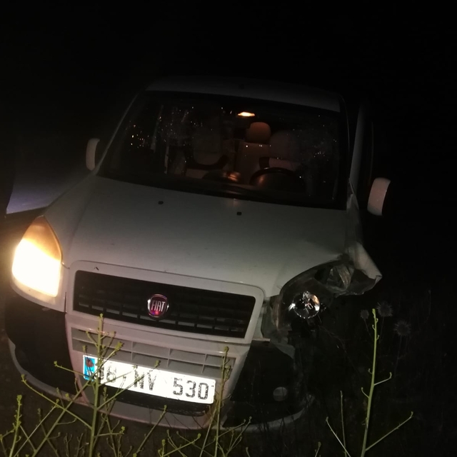 Malatya'da hafif ticari araçla otomobilin çarpıştığı kazada 8 kişi yaraland...