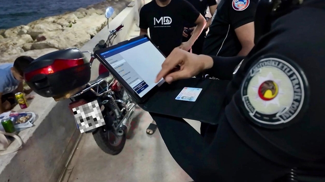 Mersin'de yaya yollarını kullanan motosiklet sürücülerine ceza yazıldı