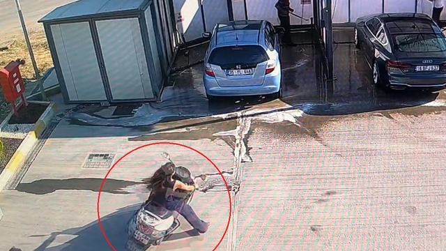 Ehliyetsiz sürücü, aniden gaza bastı; motosiklet otomobile çarptı