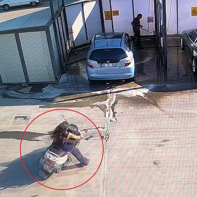 Ehliyetsiz sürücü, aniden gaza bastı; motosiklet otomobile çarptı