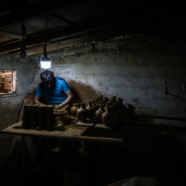 Babasından öğrendiği çömlekçiliğe ömrünü adadı