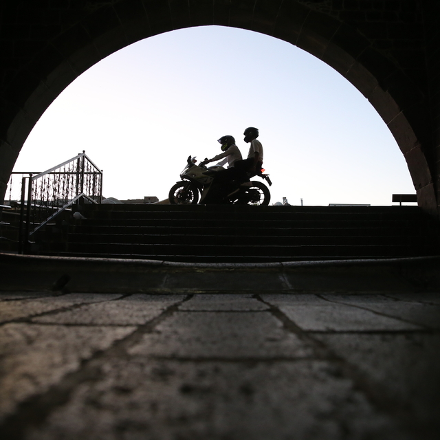 Diyarbakır'ın sıra dışı müezzini yarış motosikletiyle ilgi odağı oldu