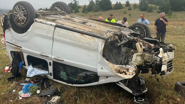 Erzincan'da yoldan çıkıp takla atan hafif ticari araçtaki 6 kişi yaralandı