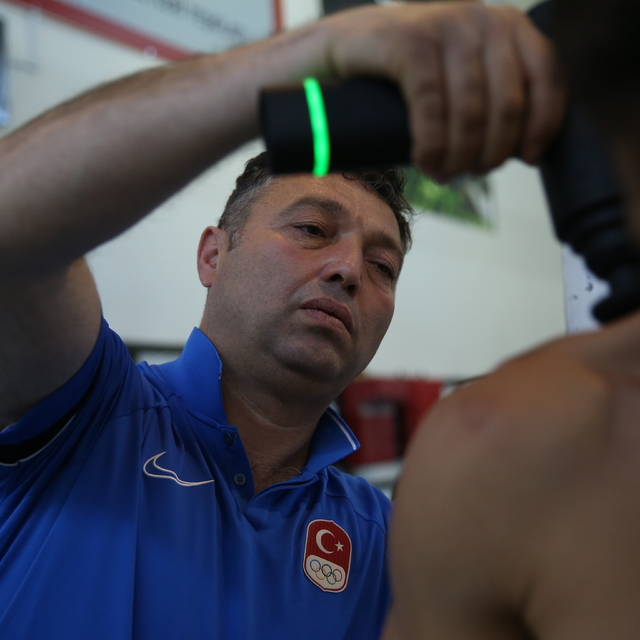 Sağlık görevlisi Ahmet Dede, 26 yıldır milli boksörlerin en zor anlarında y...