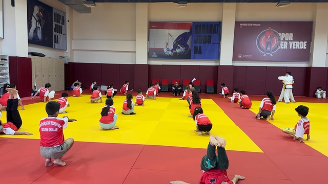 Van Büyükşehir Belediyesi'nin judo kursu devam ediyor