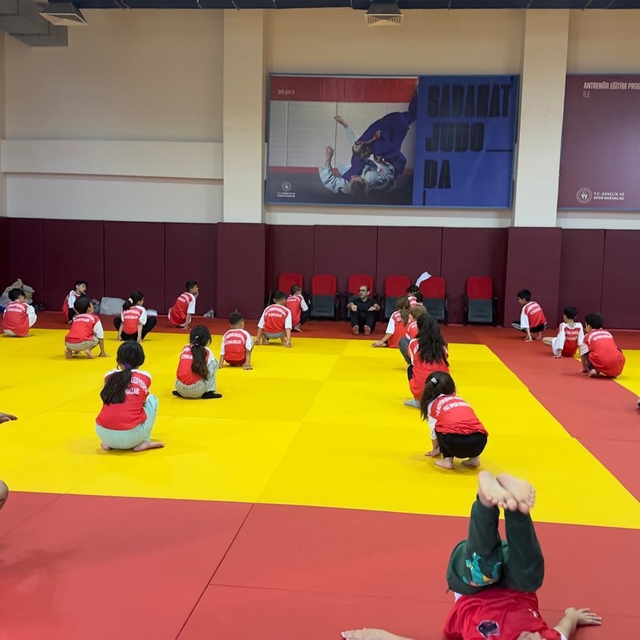 Van Büyükşehir Belediyesi'nin judo kursu devam ediyor