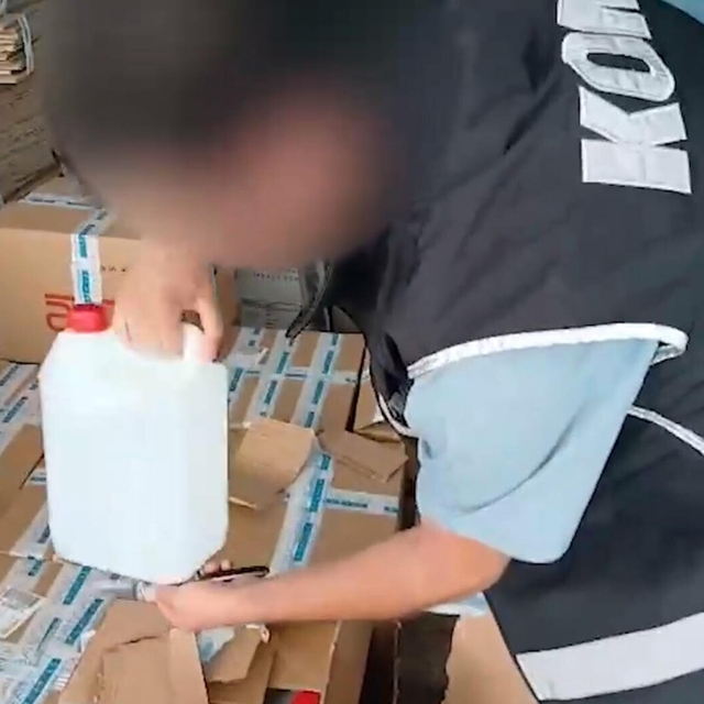 İzmir'de 5,8 ton taklit etiketli etil alkol ele geçirildi