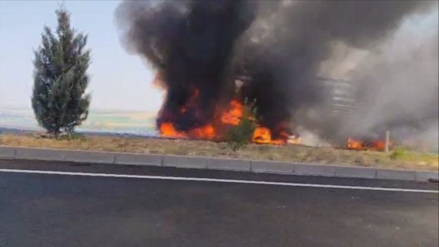 Ehliyetsiz sürücünün çarptığı cam yüklü TIR alev alev yandı