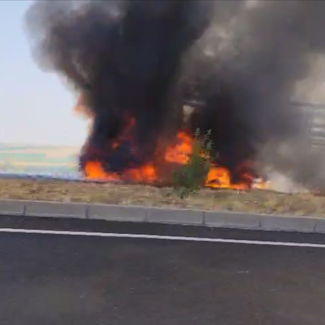 Ehliyetsiz sürücünün çarptığı cam yüklü TIR alev alev yandı