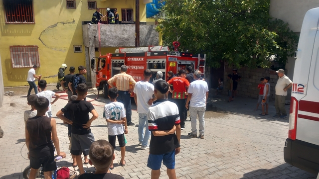 Klimadan çıkan yangında 1'i çocuk 3 kişi dumandan etkilendi