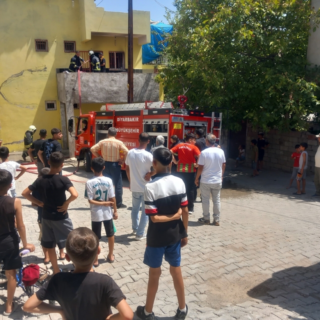 Klimadan çıkan yangında 1'i çocuk 3 kişi dumandan etkilendi