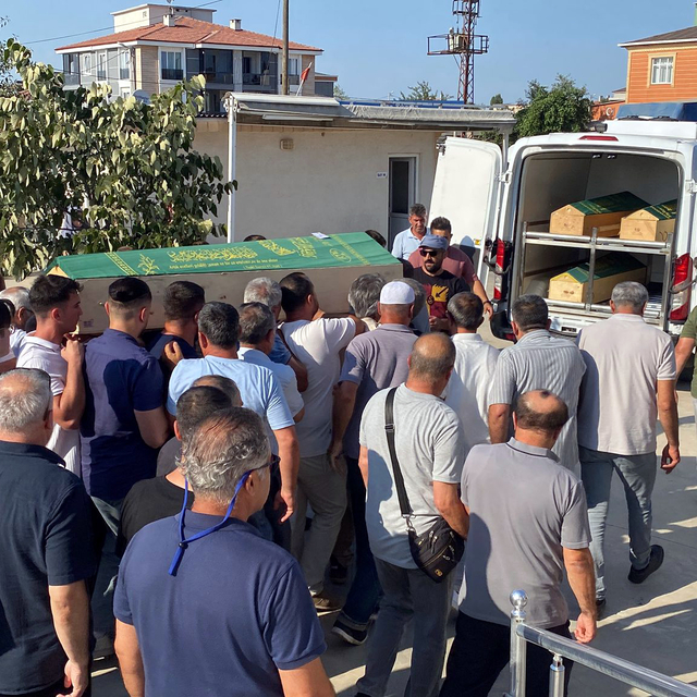 Kamyona çarpan otomobilin sürücüsü üniversiteli Hamdi Serdar toprağa verild...