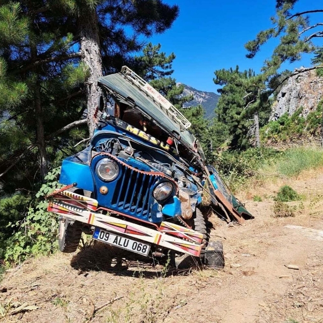 Aydın'da cip şarampole yuvarlandı: 1'i çocuk 3 yaralı