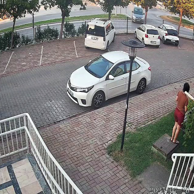 Hafif ticari araç, çitlere, ağaca ve otomobile çarptı; o anlar kamerada