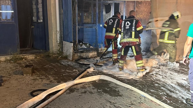 Balıkesir'de zeytinyağı paketleme tesisindeki yangın söndürüldü