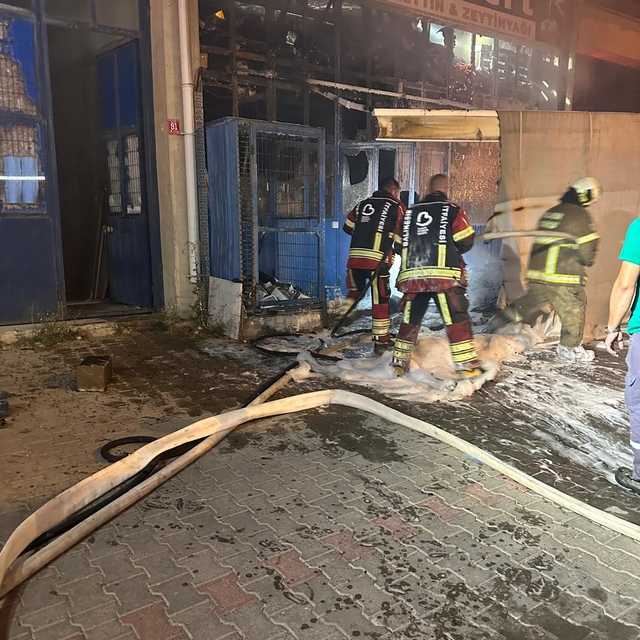 Balıkesir'de zeytinyağı paketleme tesisindeki yangın söndürüldü