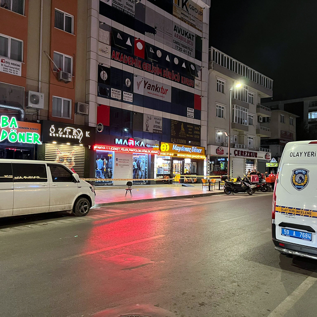 Kimliğini göstermek istemedi, bekçiyi göğsünden bıçakladı