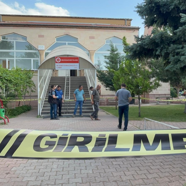 Camide komşusunu bıçaklayarak öldüren şüpheli: Bıçağı alıp takip ettim