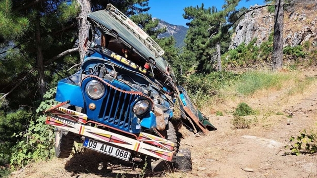 Aydın'da şarampole devrilen cipteki 3 kişi yaralandı