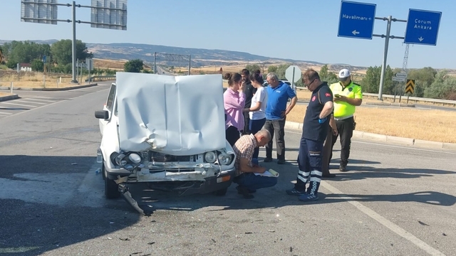 Amasya'da hafif ticari araç ile otomobilin çarpıştığı kazada 6 kişi yaralandı