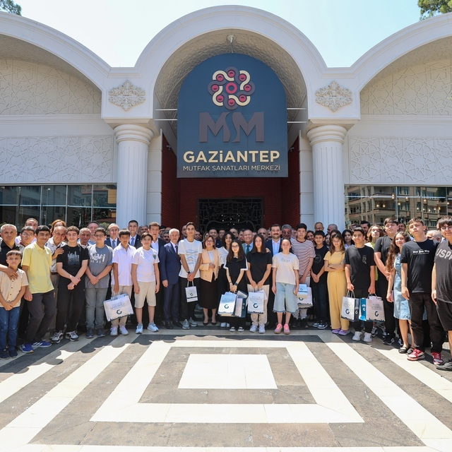 Gaziantep'te LGS başarılı olan 23 öğrenci kent protokolüyle buluştu