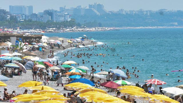 '53 derece' uyarısı yapılan Antalya'da hissedilen sıcaklık 46,6 derece oldu