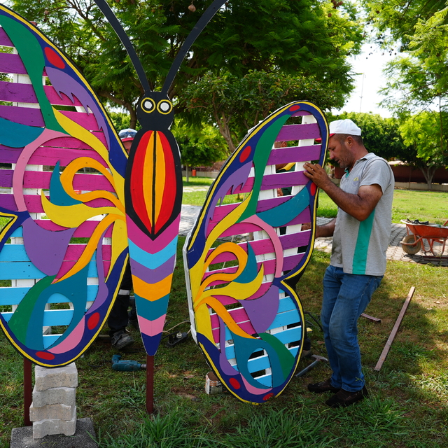 Erdemli'de atık malzemelerden tasarlanan figürler yeşil alanlarda sergileni...