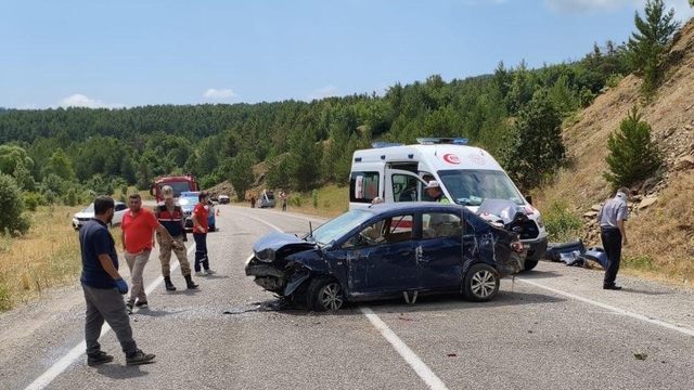 Gümüşhane'de bir tepenin yamacına çarpan otomobildeki 4 kişi yaralandı