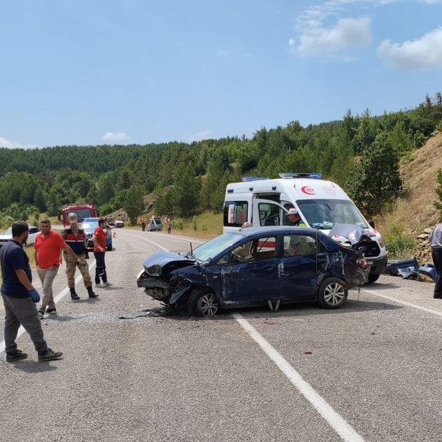 Gümüşhane'de bir tepenin yamacına çarpan otomobildeki 4 kişi yaralandı