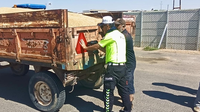Kırşehir'de hasat dönemindeki 55 traktör römorkuna reflektör takıldı