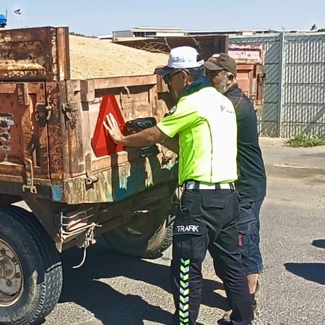 Kırşehir'de hasat dönemindeki 55 traktör römorkuna reflektör takıldı