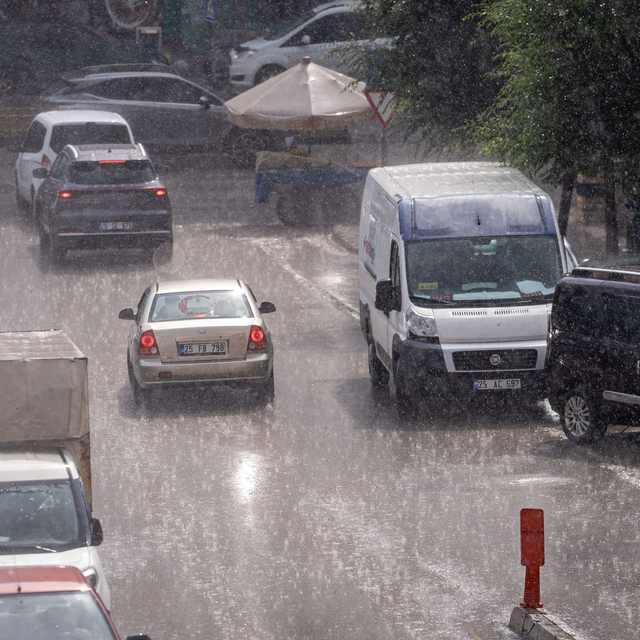 Erzurum'da kuvvetli sağanak etkili oldu